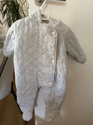 Buzo de bebé gris acolchado 3-6 meses