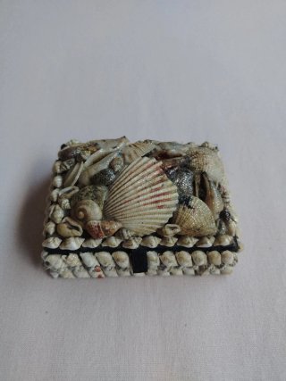Joyero decorado con caracolas