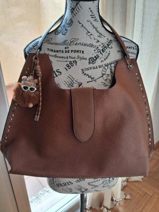 Bolso Marrón con Tachuelas y Charm