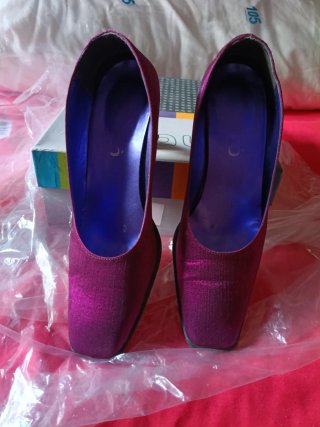 Zapatos de tacón morados, de 7 cm.