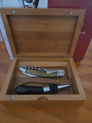 Set de Accesorios para Vino en Caja de Madera