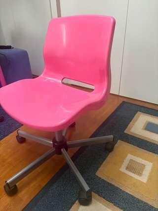 Dos sillas infantiles giratorias Ikea rosas