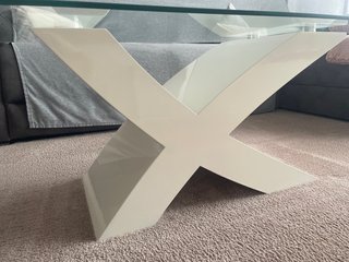 Mesa de centro con base en X blanca