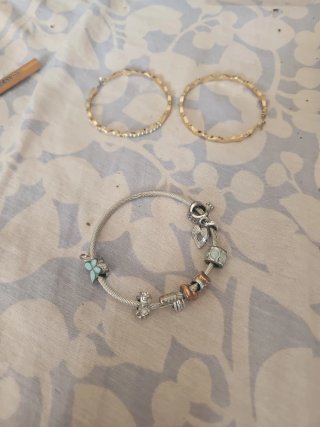 Pulsera tipo charm y pendientes de aro