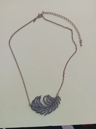 Gargantilla con colgante de pluma