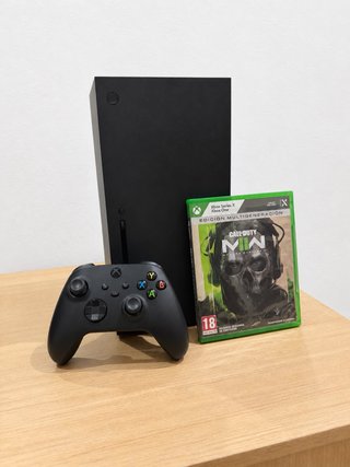 Xbox Series X con Mando y Juego