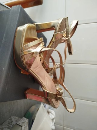 Sandalias de tacón doradas