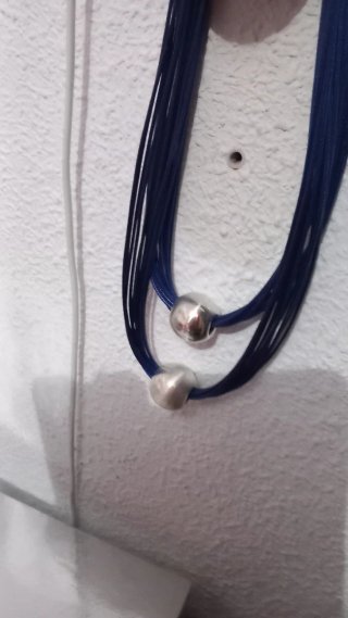 Collar de hilos azules con cuentas plateadas