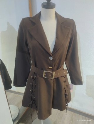 Vestido tipo blazer marrón con cinturón