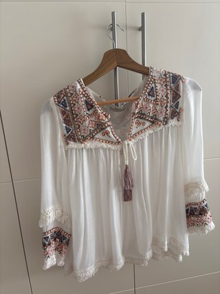 Casaca blanca con bordados