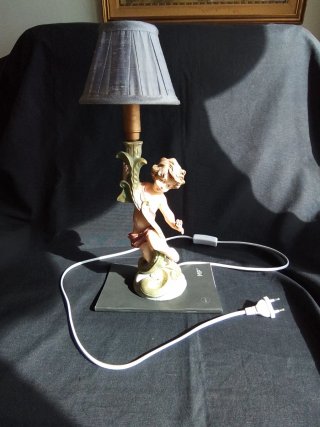 Lámpara de mesa con figura y pantalla de seda