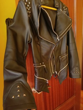 Chaqueta Negra con Tachuelas