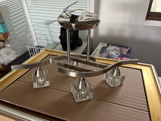 Lámpara de techo metálica con focos de cristal