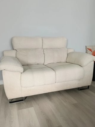 Sofá de dos plazas beige
