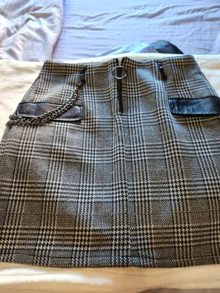 Falda corta de cuadros con cadena