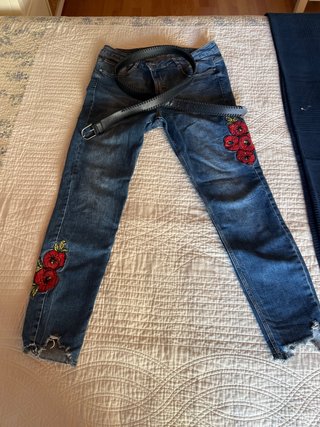 Pantalón Vaquero Zara con Flores y Cinturón