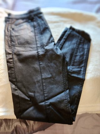 Pantalón de polipiel negro