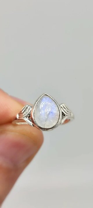 Anillo de Plata con Piedra Luna.
