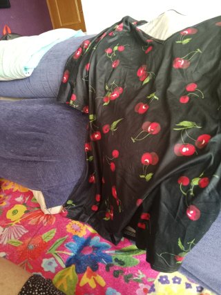 Camiseta Negra con Estampado de Cerezas