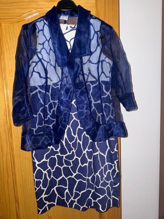 Vestido de fiesta con chaqueta azul