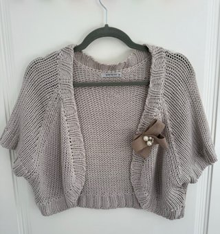 Torera de punto gris Síntesis con broche