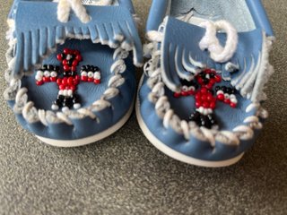 Mocasines infantiles azules con abalorios