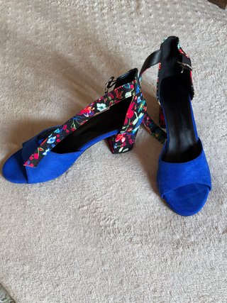Tacones Azules con Estampado Floral