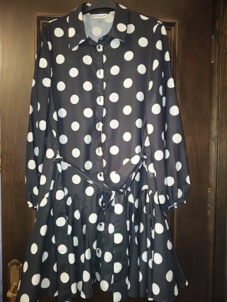Vestido de lunares blanco y negro