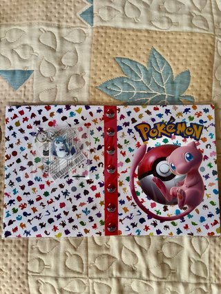 Binder de Cartas Pokémon Mew y Llavero