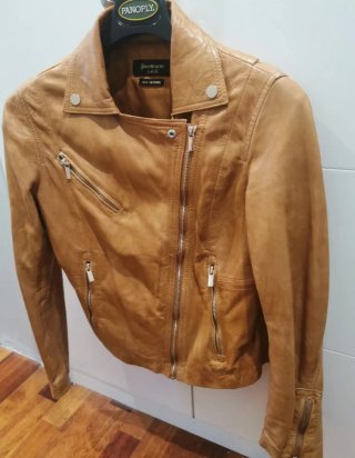 Cazadora de piel Stradivarius marrón
