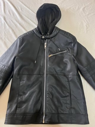Chaqueta Negra con Capucha