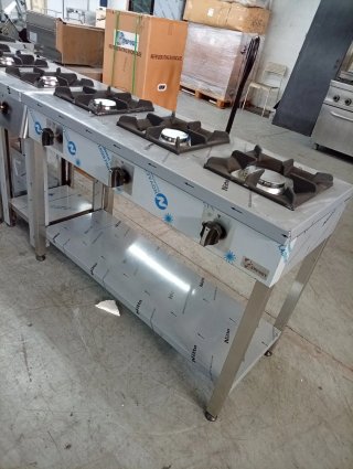 Cocina a gas industrial con soporte.