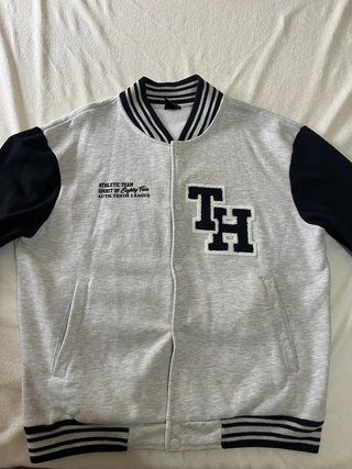 Chaqueta universitaria estilo varsity
