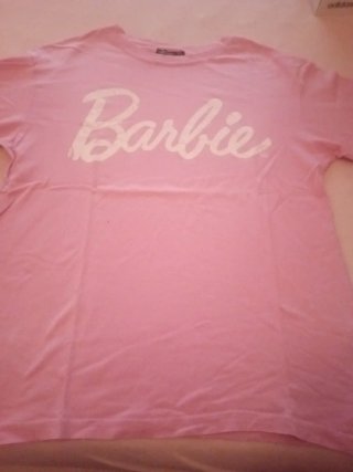 Camiseta Rosa Barbie marca Bershka.