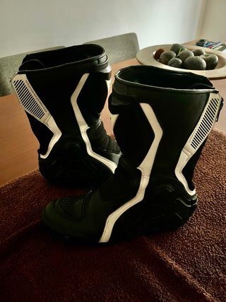 Botas de Moto Negras y Blancas