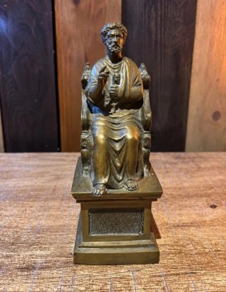 Figura de San Pedro en Trono de Bronce