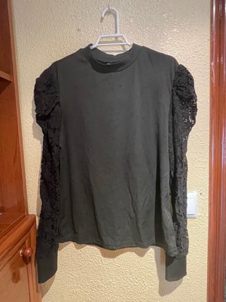 Suéter Negro con Mangas de Encaje