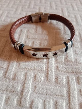 Pulsera de cuero trenzado con estrellas