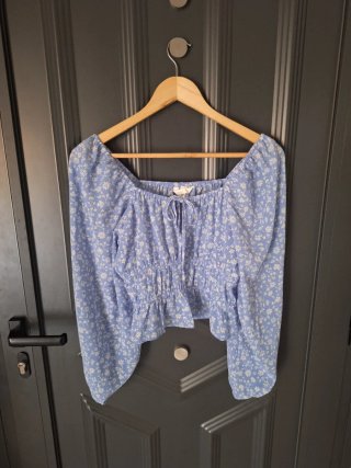 Blusa azul con estampado floral