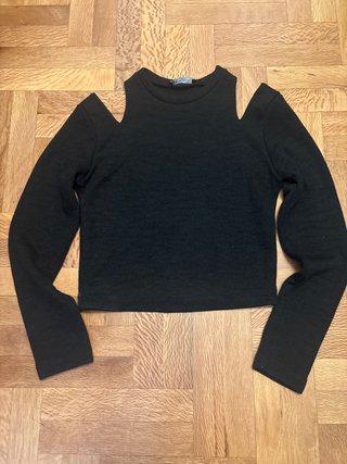 Jersey fino negro con hombros abiertos