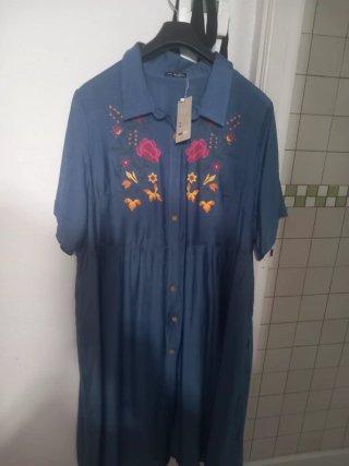 Vestido Azul con Bordado Floral