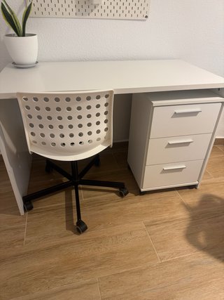 Escritorio Blanco con Cajonera y Silla