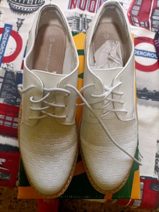 Zapatos de vestir blancos con cordones