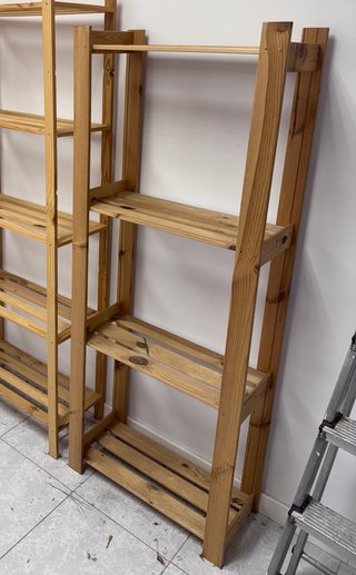 Estantería de madera