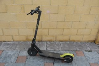 Patinete Eléctrico Negro y Detalles Verde