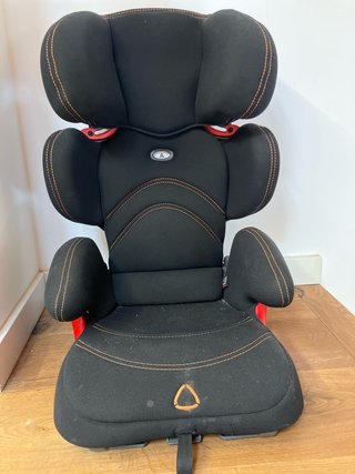 Sillita de coche infantil negra. Isofix