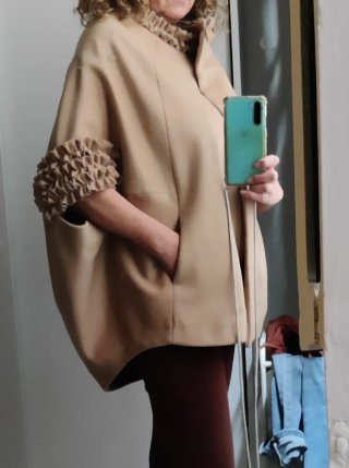 Capa Corta de Lana Virgen Beige