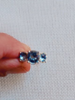 Anillo de compromiso con piedras azules