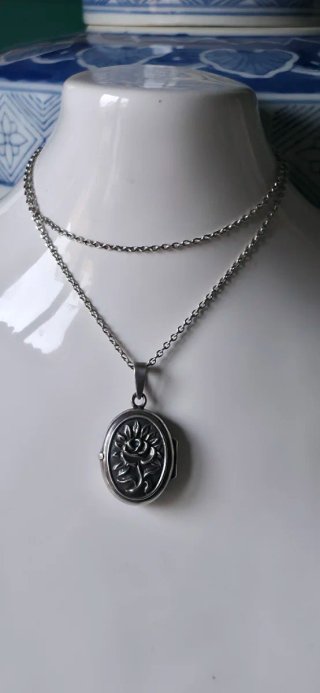 Antiguo guardapelo de plata