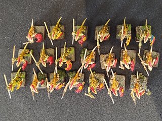 20 eslizones con lanza y escudo